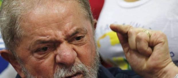Lula pedia favores à empreiteira Lula pedia favores à empreiteira