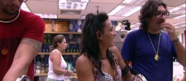 Marinalva sorriu e disse que lhe deu um frio na barriga com o beijo de Ilmar (Foto: Reprodução/TV Globo) Marinalva sorriu e disse que lhe deu um frio na barriga com o beijo de Ilmar (Foto: Reprodução/TV Globo)