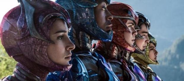 Os cinco Power rangers em uma nova roupa de luta Os cinco Power rangers em uma nova roupa de luta