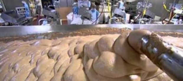 Produção automatizada de salsichas. Foto: Reprodução/Youtube Produção automatizada de salsichas. Foto: Reprodução/Youtube