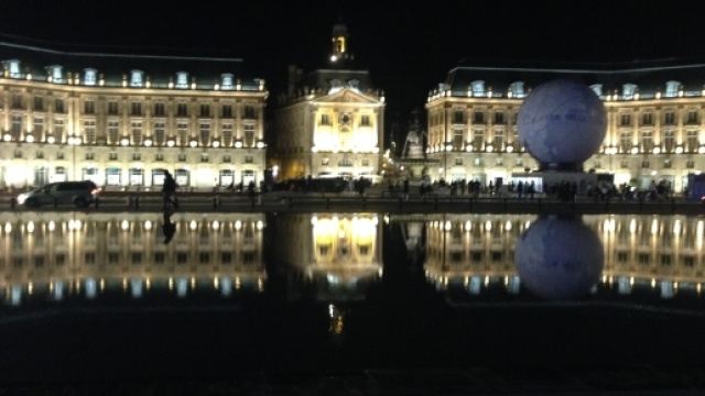 Bordeaux, Mirror d'eau, on peut voir double