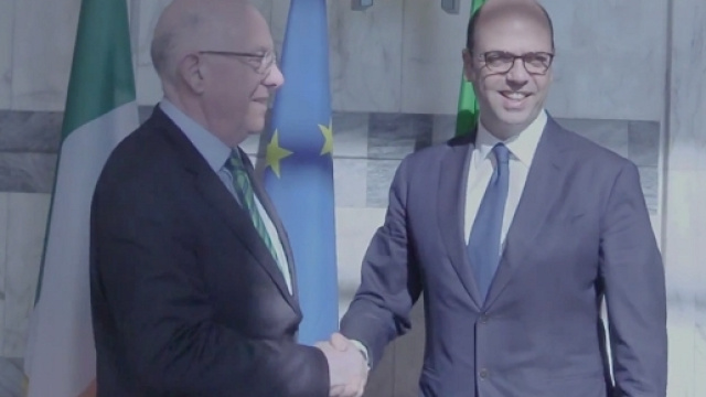 Il ministro irlandese Charles Flanagan e il collega italiano Angelino Alfano