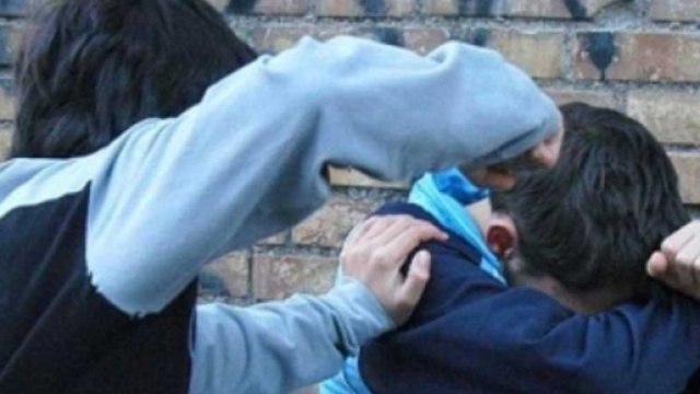 Mugnano, bulli picchiano 13enne: il padre pubblica la foto del volto