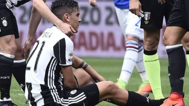 Paulo Dybala dolorante a terra per il problema al flessore della coscia destra