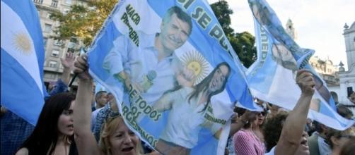 Banderas y carteles en apoyo a Mauricio Macri