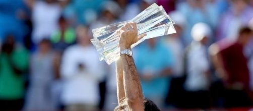Roger Federer alza al cielo il trofeo numero 90 in carriera, il quinto a Indian Wells.