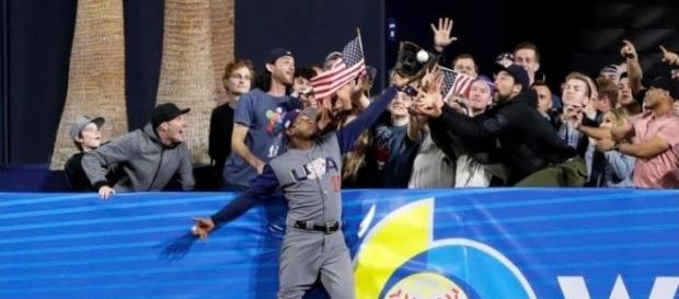 Adam Jones encaminó el triunfo de Estados Unidos con la jugada defensiva en lo que va del WBC. LA Times.com Adam Jones encaminó el triunfo de Estados Unidos con la jugada defensiva en lo que va del WBC. LA Times.com