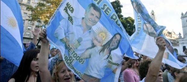 Banderas y carteles en apoyo a Mauricio Macri Banderas y carteles en apoyo a Mauricio Macri