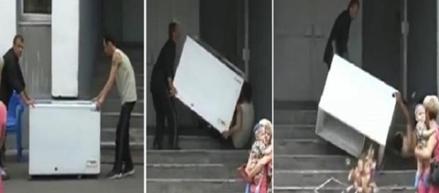 Homem destrói freezer após cair com ele em escada durante uma mudança Homem destrói freezer após cair com ele em escada durante uma mudança