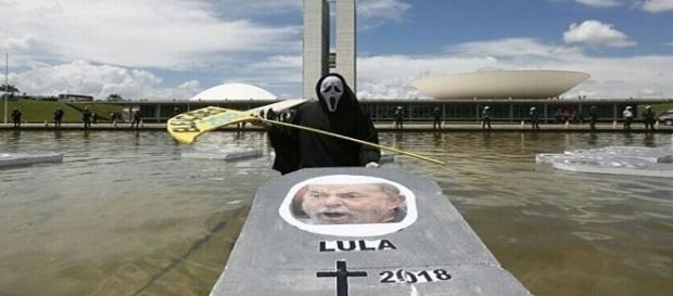 Manifestantes entram no espelho d'água do Congresso com o suposto caixão de Lula Manifestantes entram no espelho d'água do Congresso com o suposto caixão de Lula