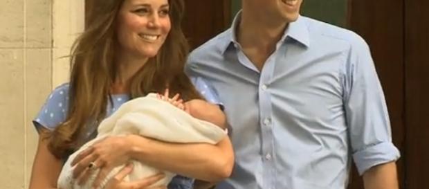 Prince William of Wales und Catherine, Duchess of Cambridge mit Baby Prince George / Foto: AshleyMott - Eigenes Werk, CC BY-SA 3.0 (Wikimedia) Prince William of Wales und Catherine, Duchess of Cambridge mit Baby Prince George / Foto: AshleyMott - Eigenes Werk, CC BY-SA 3.0 (Wikimedia)