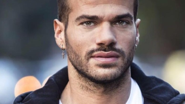 Claudio Sona ha ricevuto delle offese, solidarietà sui social.