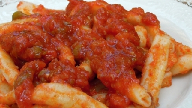 Maccarruni al rag&ugrave;: una ricetta calabrese