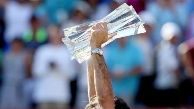 Roger Federer alza al cielo il trofeo numero 90 in carriera, il quinto a Indian Wells.