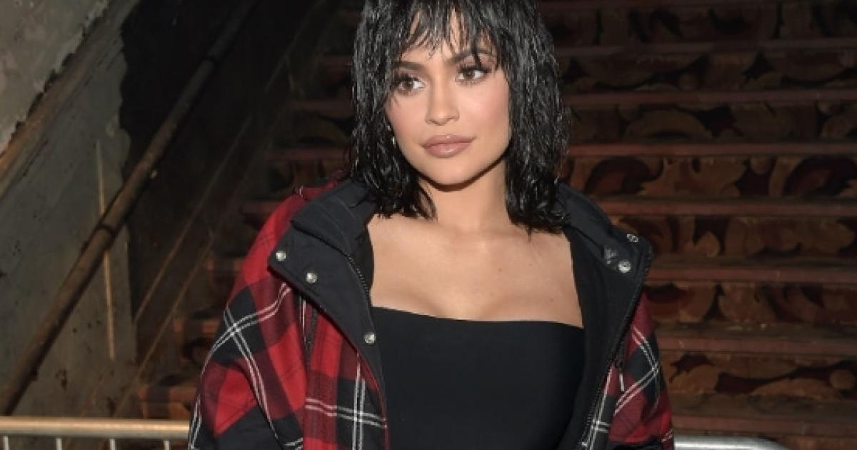 Kylie Jenners Topless Smoking Photos Have Fans Outraged On Social Media 