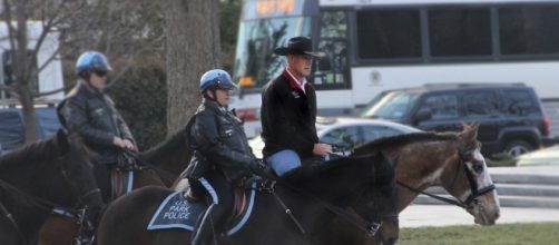 Cappello da cowboy a larghe falde, il neo ministro degli Interni Usa, Ryan Zinke inizia il mandato arrivando a lavoro a cavallo. Foto: Twitter.