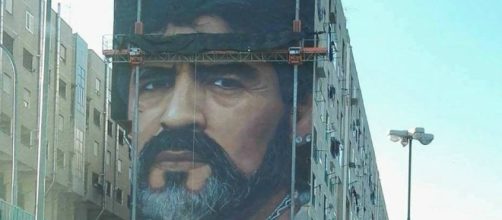Il murales di Maradona realizzato sulla facciata di una delle palazzine di San Giovanni. - Copyrights: napoli.fanpage.it