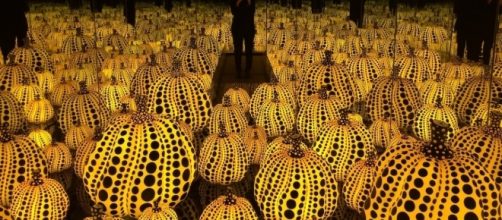 Nella 'room' che è un'installazione dell'artista giapponese Yayoi Kusama un 'selfista' ha danneggiato una zucca scultura. Foto: hyperallergic.com.