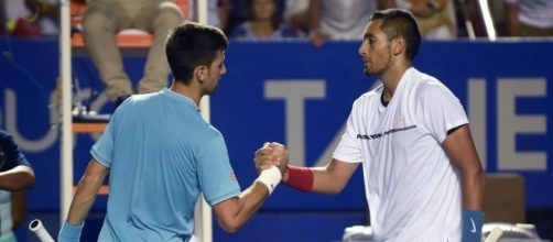 Novak Djokovic, sconfitto, stringe la mano a Nick Kyrgios.