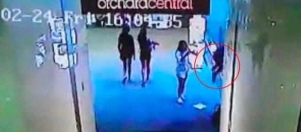 Adolescente caiu no vão de um shopping center Adolescente caiu no vão de um shopping center