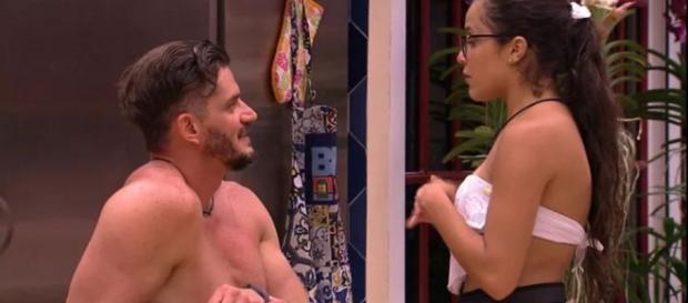 Casal não agrada à mãe de Marcos que diz que filho deve se afastar de Emilly. Casal não agrada à mãe de Marcos que diz que filho deve se afastar de Emilly.