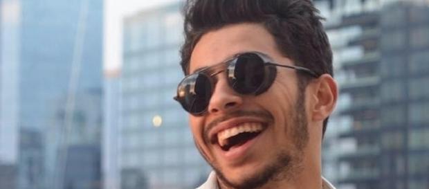 Ele foi encontrado dois dias depois caído em praia na Zona Sul. Polícia investiga. Ele foi encontrado dois dias depois caído em praia na Zona Sul. Polícia investiga.