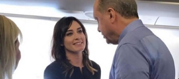 Erdogan cere ziaristei Nazla Tchilk să declare că renunţă la ţigări Sursa: https://www.magazinekstra.com Erdogan cere ziaristei Nazla Tchilk să declare că renunţă la ţigări Sursa: https://www.magazinekstra.com