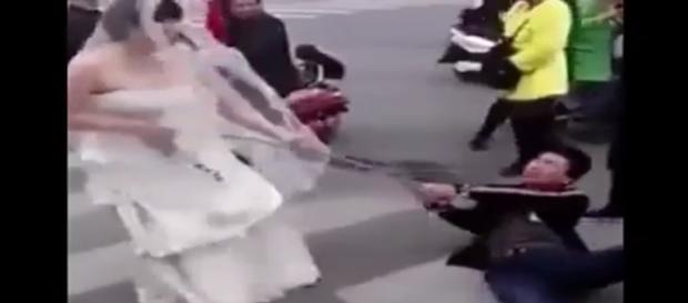 Mulher desesperada acorrenta marido e leva homem até o altar. Mulher desesperada acorrenta marido e leva homem até o altar.