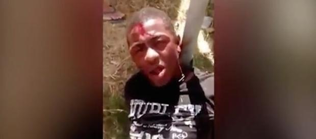 Na imagem é possível ver o assaltante amarrado em um poste pelos próprios passageiros do ônibus, ele se feriu em uma tentativa de fuga. Na imagem é possível ver o assaltante amarrado em um poste pelos próprios passageiros do ônibus, ele se feriu em uma tentativa de fuga.