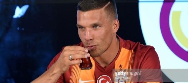 Noch kann er türkischen Tee schlürfen. Ab dem Sommer gehts für Lukas Podolski nach Japan! - gettyimages.com Noch kann er türkischen Tee schlürfen. Ab dem Sommer gehts für Lukas Podolski nach Japan! - gettyimages.com