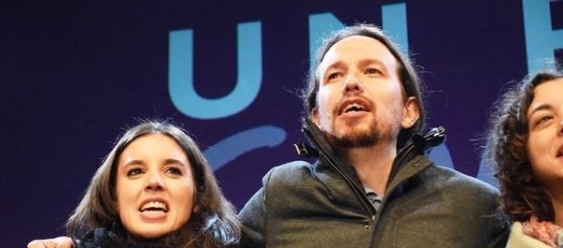 Pablo Iglesias “Dos Mujeres y un Destino” – Disparates Magazine - disparatesmagazine.com Pablo Iglesias “Dos Mujeres y un Destino” – Disparates Magazine - disparatesmagazine.com