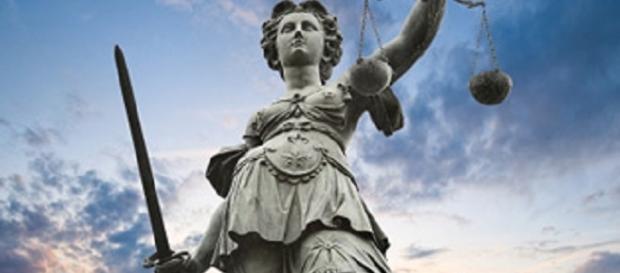 Statue von Justitia, der römischen Göttin der Gerechtigkeit und des Rechtswesens. Statue von Justitia, der römischen Göttin der Gerechtigkeit und des Rechtswesens.