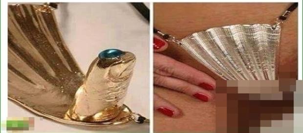 Tapa-sexo é fixado na mulher com uma parte protuberante que lembra um dedo. Tapa-sexo é fixado na mulher com uma parte protuberante que lembra um dedo.