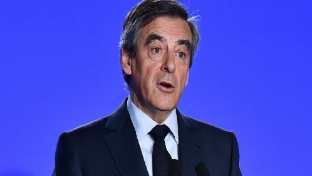 Fran&ccedil;ois Fillon convoqu&eacute; devant les juges