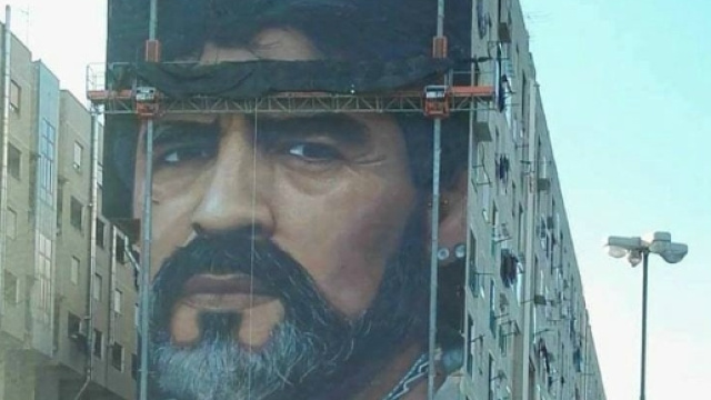 Il murales di Maradona realizzato sulla facciata di una delle palazzine di San Giovanni. - Copyrights: napoli.fanpage.it