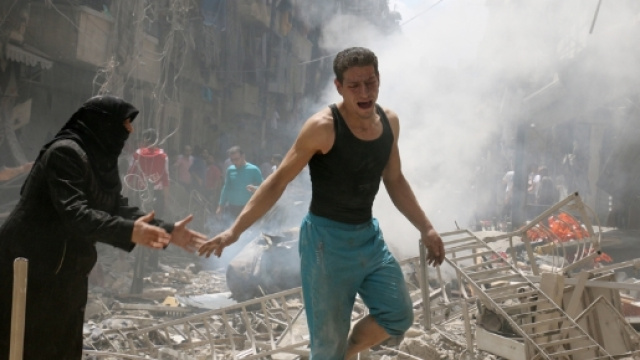 Un drammatico momento della distruzione di Aleppo