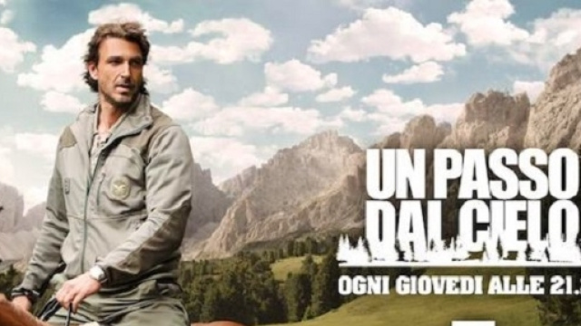 Un passo dal cielo sfida l’Isola dei Famosi: cambio palinsesto e furia dei fan