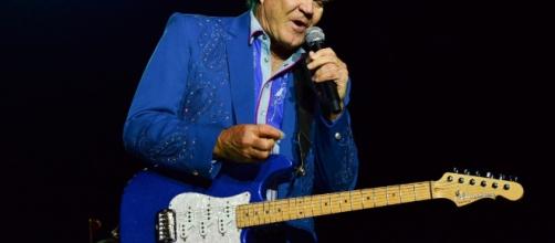 Glen Campbell can no longer play the strings he mastered in final stages of disease. Glen campbell ... - pinterest.com