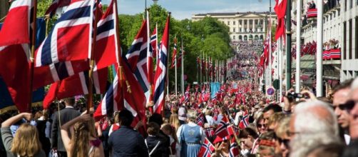 Parata di bandiere in occasione della festa nazionale della Norvegia promossa paese più felice al mondo. Foto: visitnorway.it.