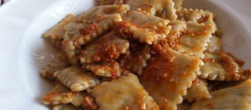 Ravioli ripieni di carne conditi col ragù - lucadea.com