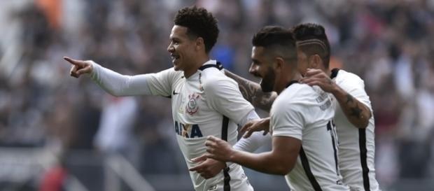 Corinthians recebe proposta do Santos e abre negociações Corinthians recebe proposta do Santos e abre negociações