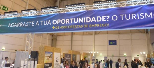 Expositor dedicado às oportunidades de emprego Expositor dedicado às oportunidades de emprego