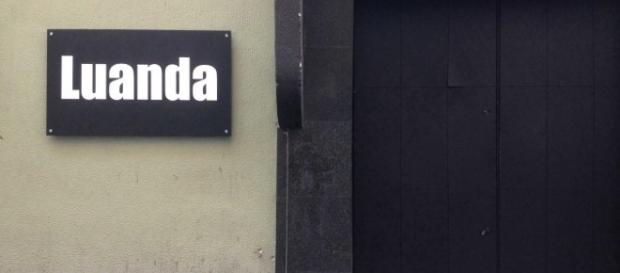Foi à porta da discoteca "Luanda" que ocorreu o tiroteio entre dois supostos grupos rivais . Foi à porta da discoteca "Luanda" que ocorreu o tiroteio entre dois supostos grupos rivais .