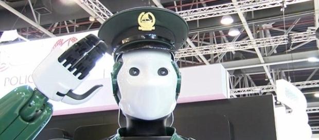 Governo pretende substituir humanos por robôs em todas as delegacias de Dubai, até 2030 (Ruptly TV) Governo pretende substituir humanos por robôs em todas as delegacias de Dubai, até 2030 (Ruptly TV)