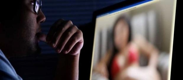 Muitas mulheres se iludem com homens que nem conhecem e acabam sendo filmadas ou fotografadas durante o sexo virtual Muitas mulheres se iludem com homens que nem conhecem e acabam sendo filmadas ou fotografadas durante o sexo virtual