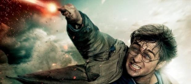 Pôster do filme Harry Potter e as Relíquias da Morte. Harry enfrenta Lord Voldemort. Pôster do filme Harry Potter e as Relíquias da Morte. Harry enfrenta Lord Voldemort.