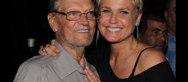 Xuxa estava no hospital com o pai. Xuxa estava no hospital com o pai.