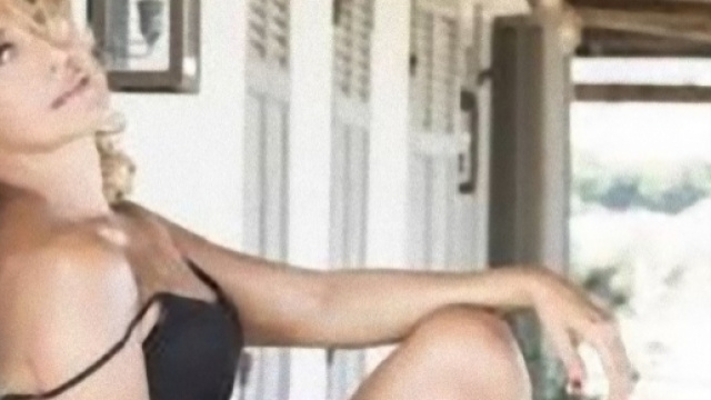 Barbara D'Urso pubblica una foto, i fan l'attaccano con commenti negativi.