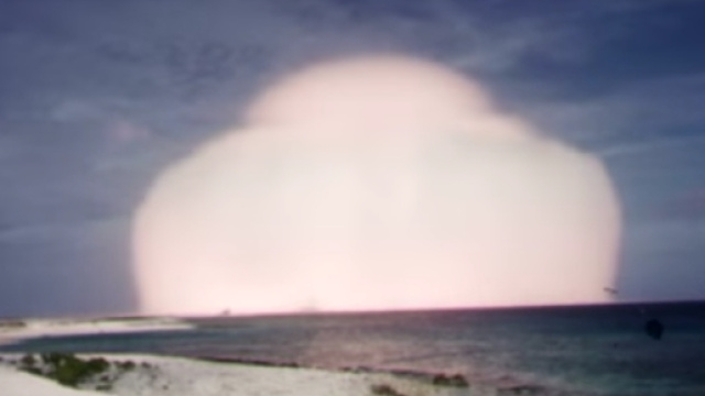 Foto esclusiva di una detonazione al largo delle coste del pacifico