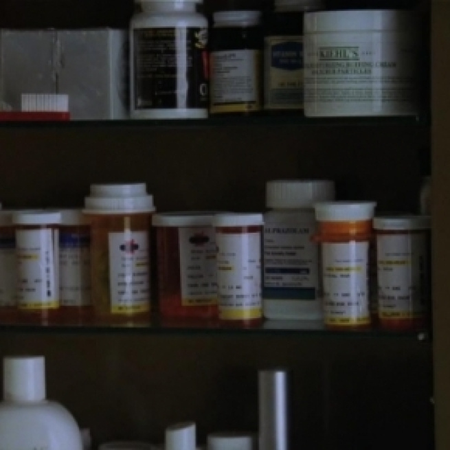 Médicaments dans une pharmacie de salle de bain